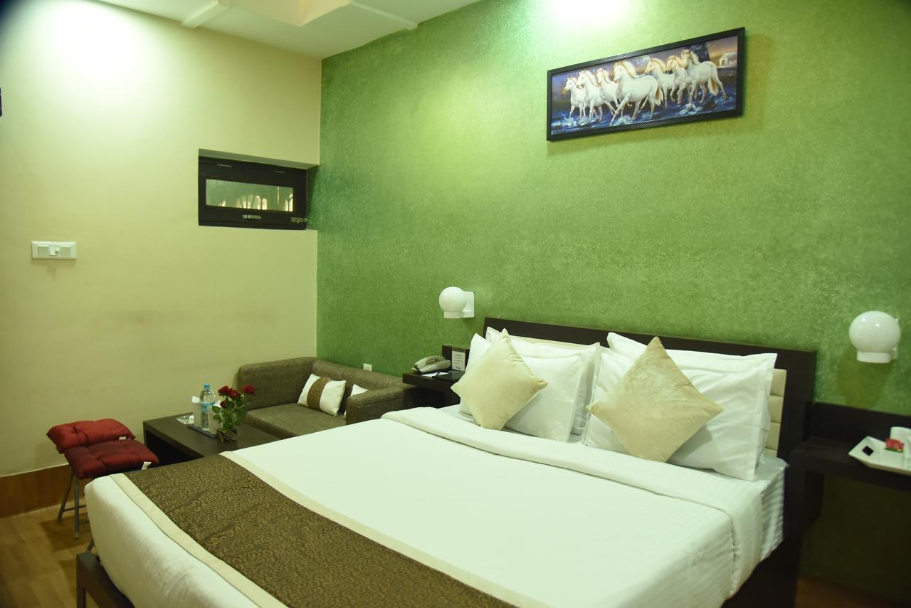 Rnb Select Vijay Delux Hotel Sultanpur  Exterior photo