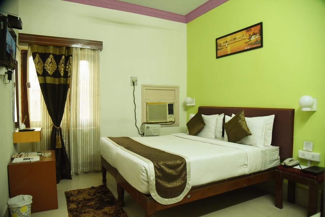 Rnb Select Vijay Delux Hotel Sultanpur  Exterior photo
