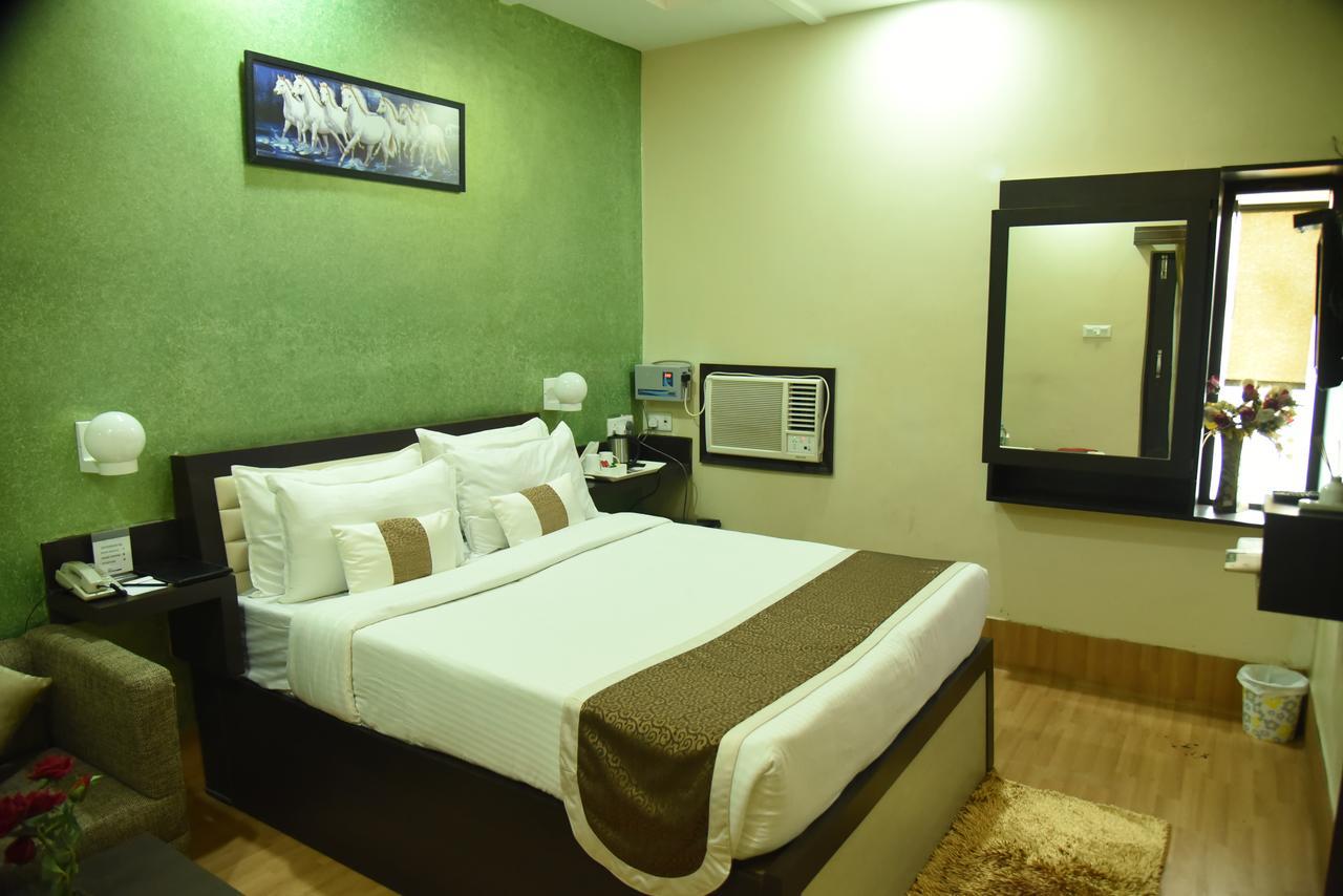 Rnb Select Vijay Delux Hotel Sultanpur  Exterior photo