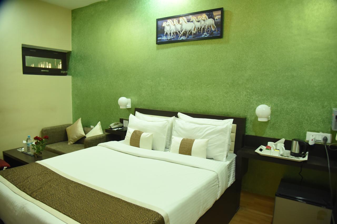 Rnb Select Vijay Delux Hotel Sultanpur  Exterior photo