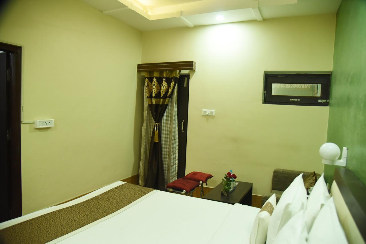 Rnb Select Vijay Delux Hotel Sultanpur  Exterior photo