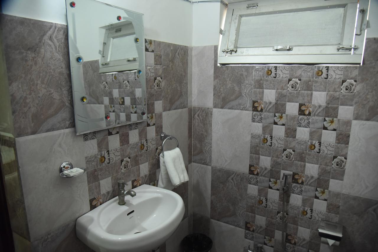 Rnb Select Vijay Delux Hotel Sultanpur  Exterior photo