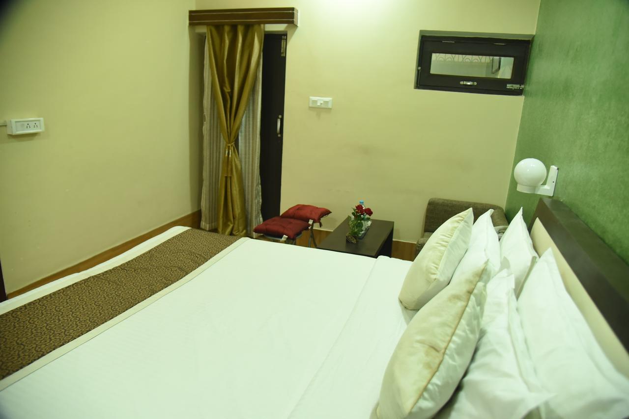 Rnb Select Vijay Delux Hotel Sultanpur  Exterior photo